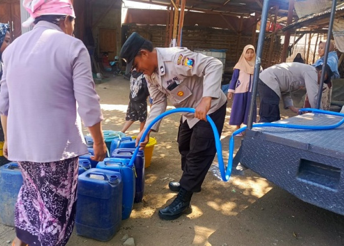 Dilanda Kekeringan, Polsek Winongan Salurkan Air Bersih untuk Warga 