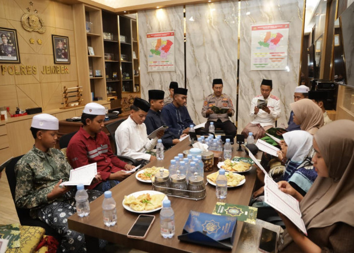 Penuh Kehangatan, Kapolres Jember AKBP Alaiddin Gelar Doa Bersama Anak Yatim di Ruang Kerjanya