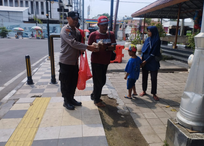 Polsek Bojonegoro Kota Bagikan Nasi Bungkus di Alun-alun