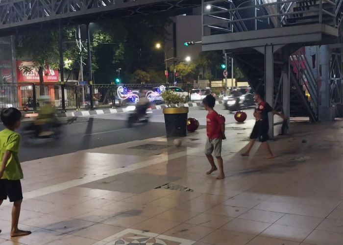 Bocah Main Bola di Trotoar Jalan Urip Sumoharjo