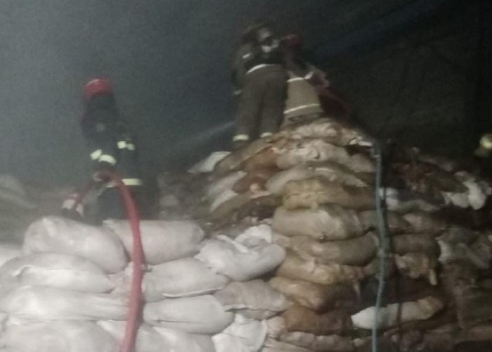 Gudang Kemiri Tembok Dukuh Surabaya Kebakaran