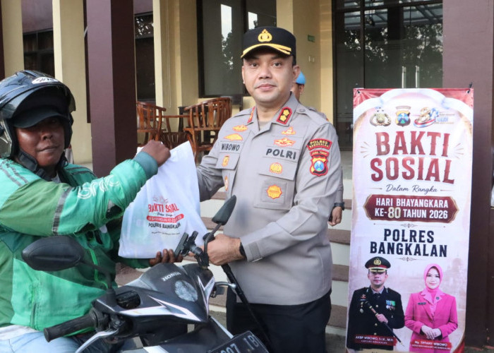 Jaga Soliditas Kemitraaan Kawal Kamtibmas, Polres Bangkalan Gelar Baksos Bagikan Paket Sembako kepada Ojol