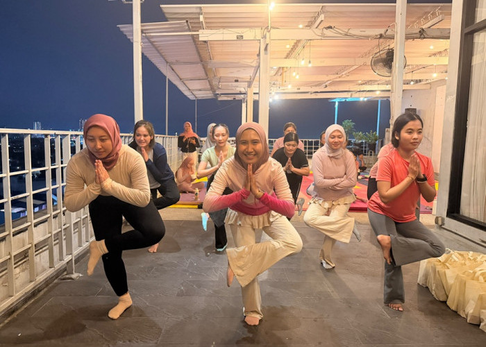 MaxOne Hotel Dharmahusada Surabaya Gelar Sunset Yoga Bersama Ladang Lima