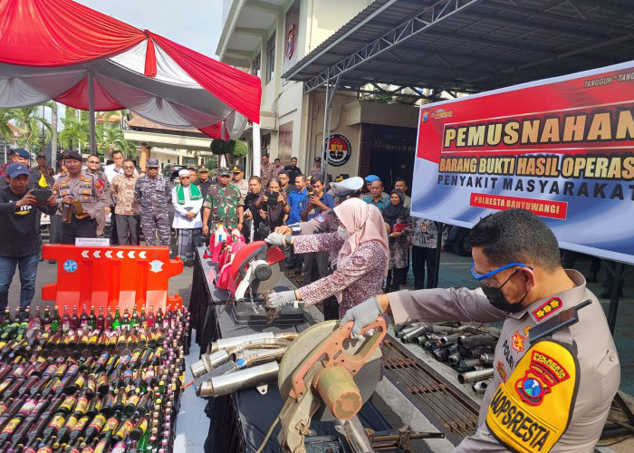 Polresta Banyuwangi Musnahkan Ribuan Miras dan Ratusan Knalpot Brong Jelang Nataru