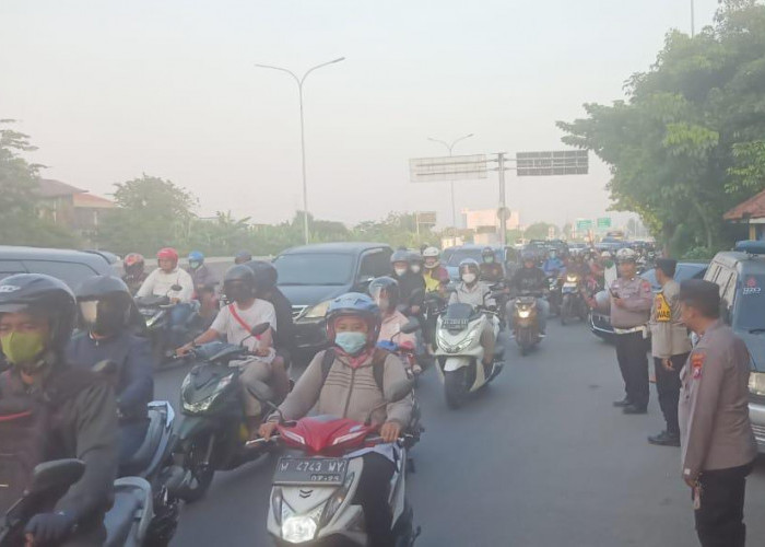 Personel Polsek Gayungan Pantau Kelancaran Lalu Lintas di Jalan Frontage Ahmad Yani Surabaya