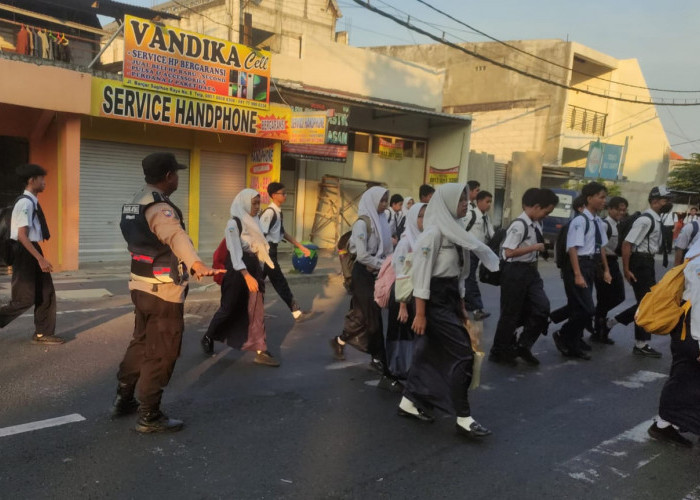 Bhabinkamtibmas Polsek Tandes Sigap Bantu Siswa Menyeberang di Depan SMPN 26