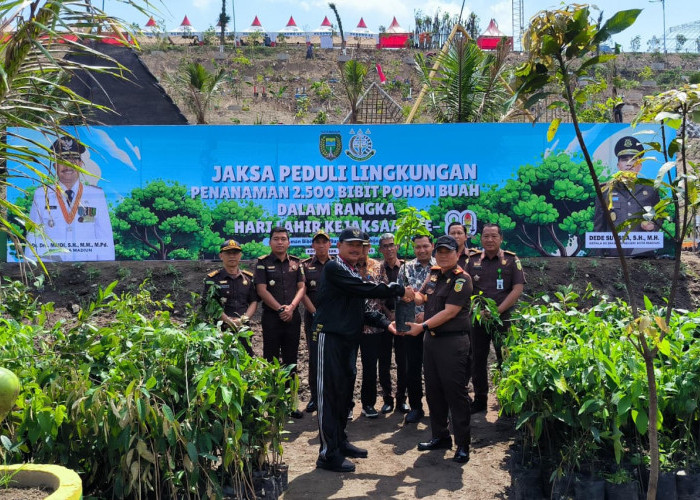 Kejari Kota Madiun Serahkan Ribuan Bibit Pohon Buah untuk Pemkot di TPA Winongo