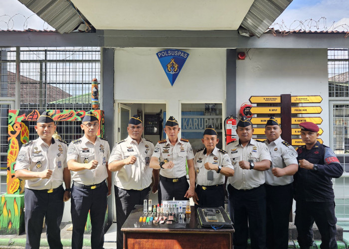 Gencar Razia Wujudkan Zero Halinar, Kalapas Jember Pimpin Langsung Penggeledahan Kamar Hunian dan Tes Urine