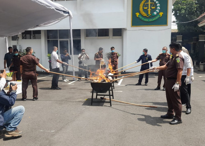 Kejari Kota Kediri Musnahkan Ratusan Gram Sabu dan Belasan Ribu Pil Dobel L