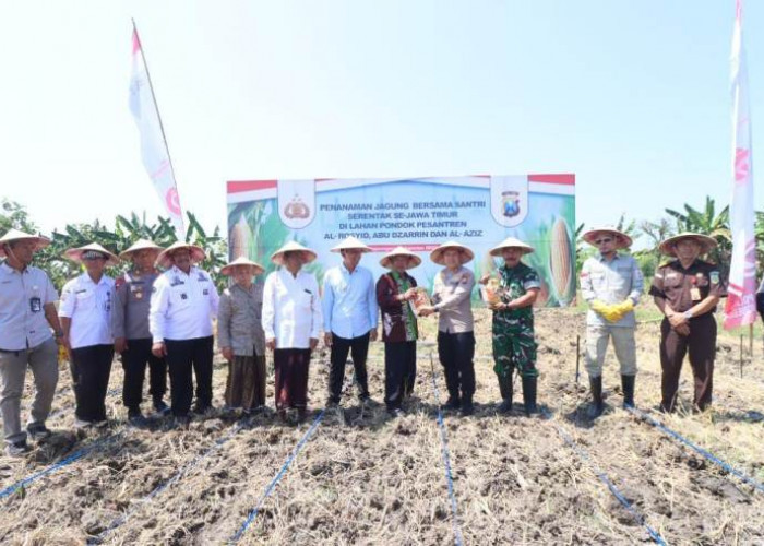 Kapolres Bojonegoro Bersama Forkopimda dan Santri Tanam Jagung di Lahan Ponpes Ar-Rosyid