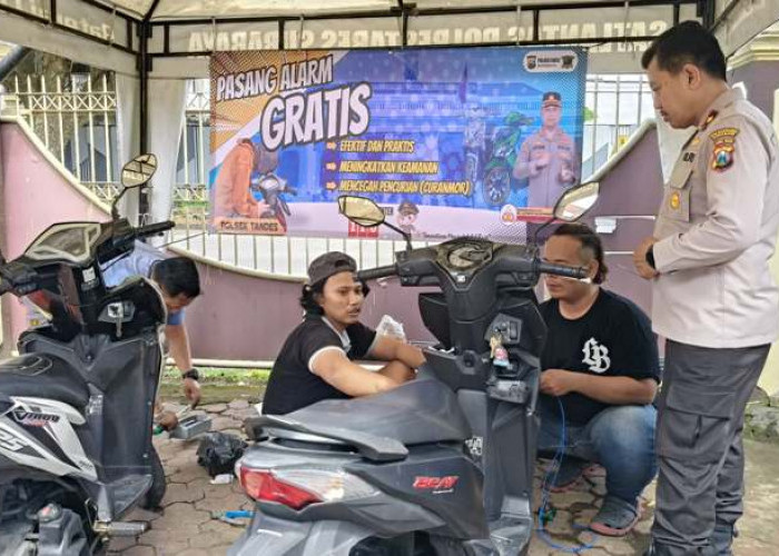 Cegah Curanmor, Polsek Tandes Pasang Alarm Motor Gratis untuk Warga Surabaya