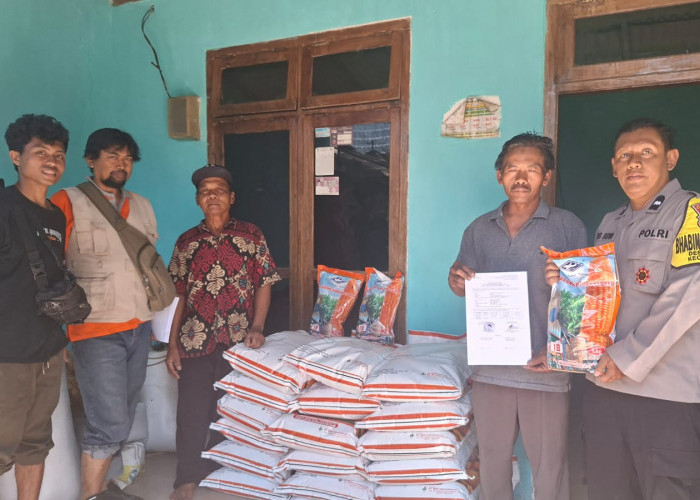 Dukung Ketahanan Pangan Nasional, Bhabinkamtibmas Polsek Grogol Kawal Penyaluran Benih Jagung