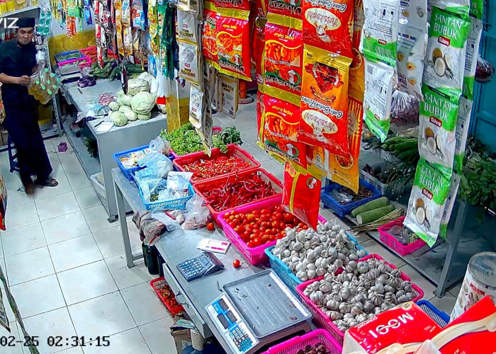 Toko Sembako di Mojosari Dibobol Maling Bersarung, Terekam CCTV Saat Sahur