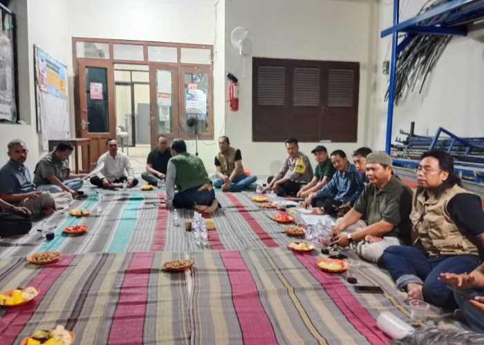 Bhabinkamtibmas Medokan Ayu Dukung Pavingisasi dan Sosialisasikan Call Center 110