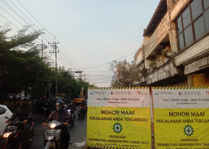 Proyek Pemasangan Pipa PDAM di Jalan Pasar Kembang Surabaya Biang Kemacetan