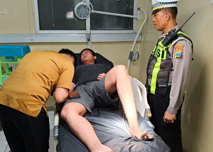 Gagal Menyalip, Pikap Tabrak Pemotor hingga Terkapar di Jalan Argopuro Situbondo 