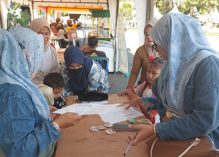 Peserta Lomba Mewarnai SFF 2026 Antusias di Meja Registrasi Balai Kota Surabaya