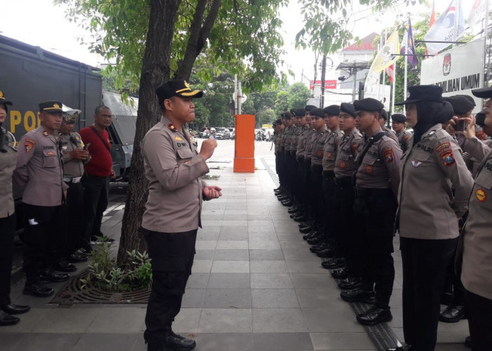 Apel Siaga Pengamanan Unjuk Rasa di Kantor KPU Surabaya