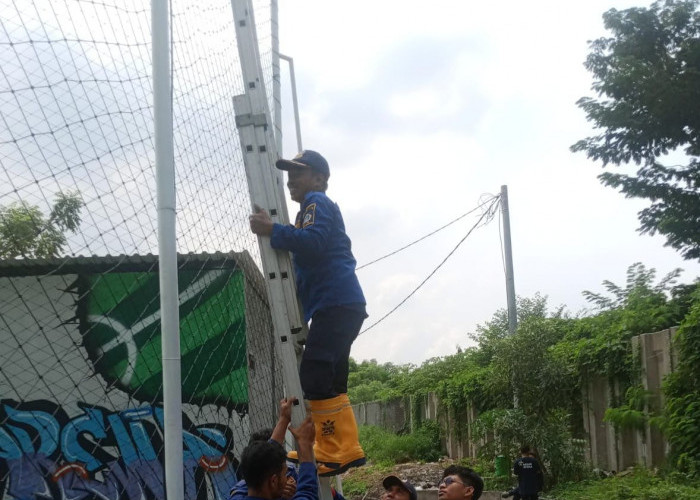 Bukan Evakuasi Hewan Liar, Damkar Gresik Diminta Ambil Drone Nyangkut di Jaring Lapangan