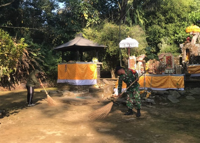 Babinsa Kandangan Bersama Warga Lumajang Bersihkan Situs Selogending