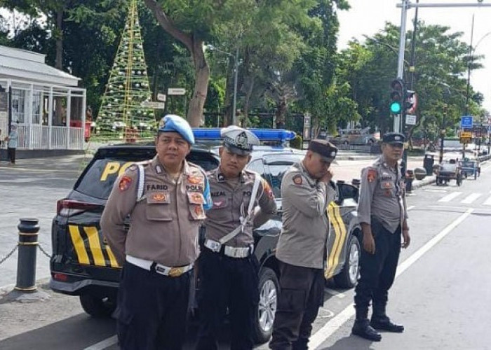 Polsek Bubutan Jaga Ketentraman Natal di Kota Lama Surabaya