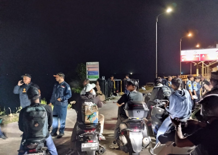 Tak Kebagian Tiket Arus Balik, Puluhan Calon Penumpang Kapal di Bawean Tunda Keberangkatan