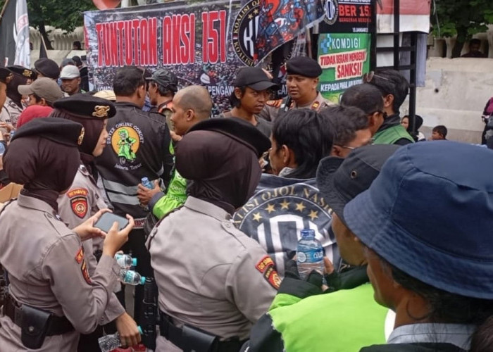 Cara Polwan Polda Metro Jaya Hadapi Pengunjuk Rasa