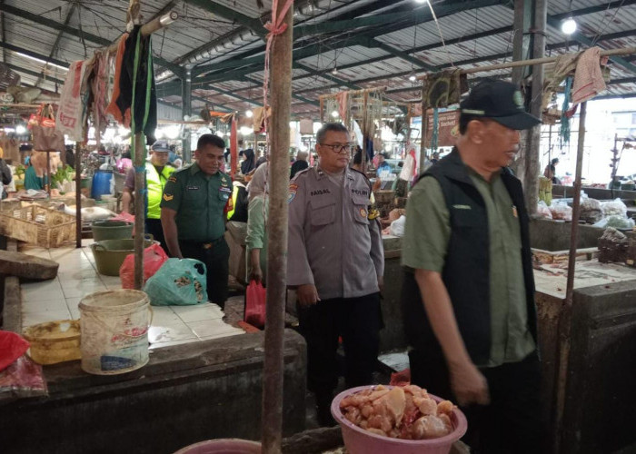 Beri Pelayanan Terbaik, Polsek Rungkut Bersama TNI Beri Imbauan di Pasar Pahing