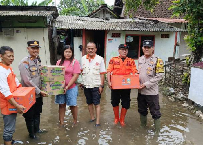 Kapolsek Bojonegoro Kota Tinjau Lokasi Banjir dan Salurkan Bantuan untuk Korban Terdampak