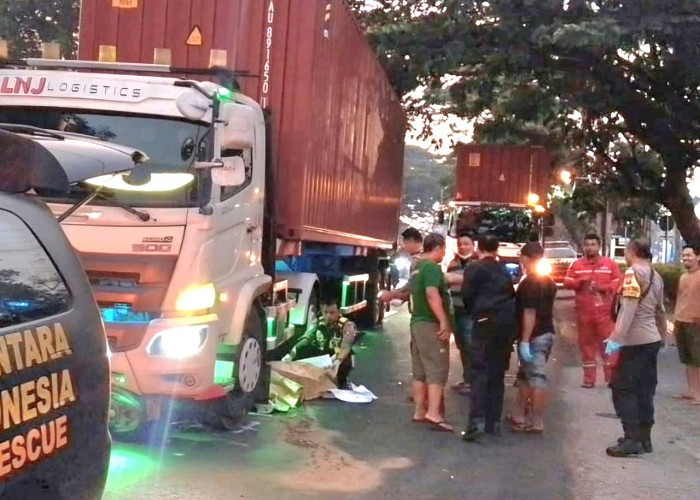 Gagal Nyalip, Pemotor Asal Jakarta Selatan Tewas Terlindas Trailer di Sukorejo Pasuruan