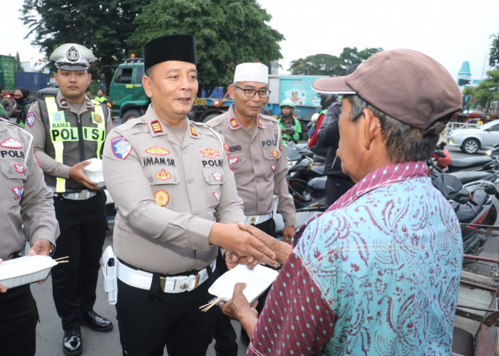 Satlantas Polres Pelabuhan Tanjung Perak Bagi Takjil Gratis, Sasar Ojol hingga Tukang Becak