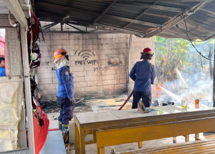 Warkop di Desa Terung Kulon Sidoarjo Dilalap Si Jago Merah