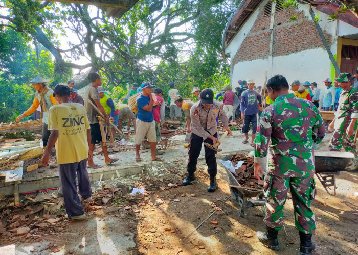 Sinergi Polsek dan Koramil Kepohbaru, Bersihkan Puing Bangunan Sekolah yang Ambruk