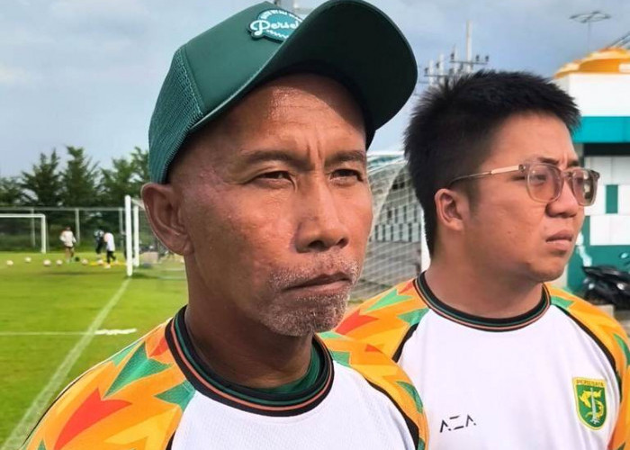 Empat Laga Tanpa Kemenangan, Uston Nawawi Tanggapi Kritik Suporter Persebaya