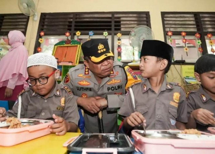 Helat MBG Bersama Pelajar, Kapolrestabes Surabaya Ajak Rawat Kesehatan Fisik dan Mental