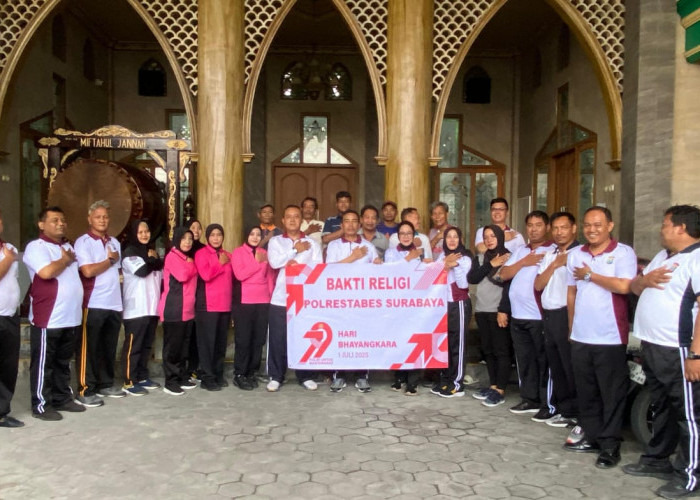 Jelang HUT Ke-79 Bhayangkara, Polsek Benowo Gelar Bakti Religi Bersihkan Masjid