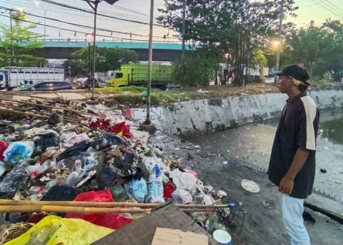 Surabaya Diguyur Hujan, Tumpukan Sampah Menumpuk di Pintu Air