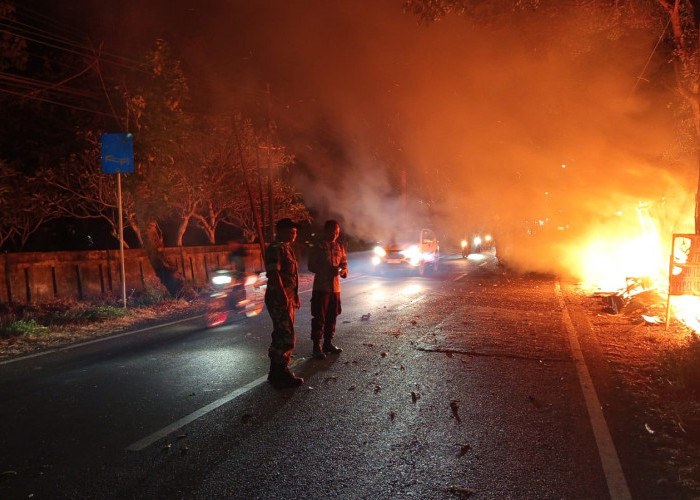 Warung Legen di Depan Makam Mantup Lamongan Ludes Dilalap Si Jago Merah