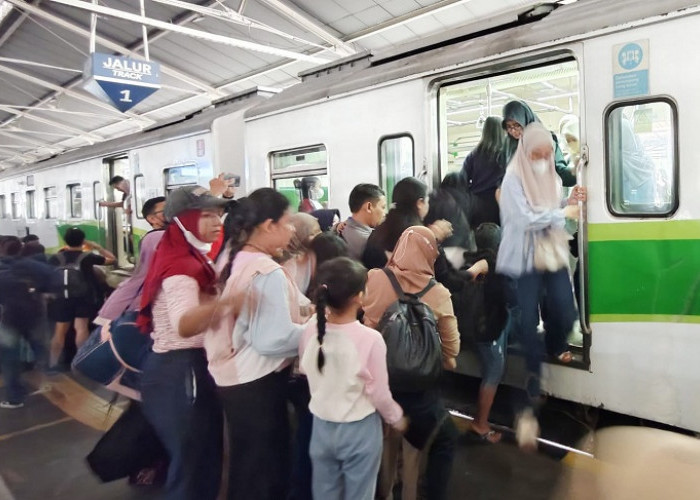 Musim Liburan Sekolah, Stasiun Surabaya Gubeng Diserbu Penumpang Commuter Line