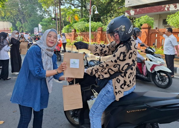 Perhutani KPH Nganjuk Bagikan 450 Paket Takjil Ramadan di Jalan Merdeka