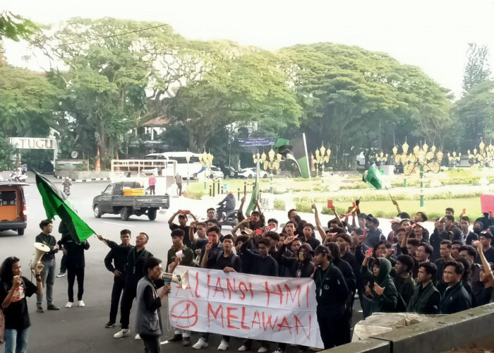 Sampaikan 3 Tuntutan, HMI Datangi Gedung DPRD Kota Malang Bawa Kartu Merah