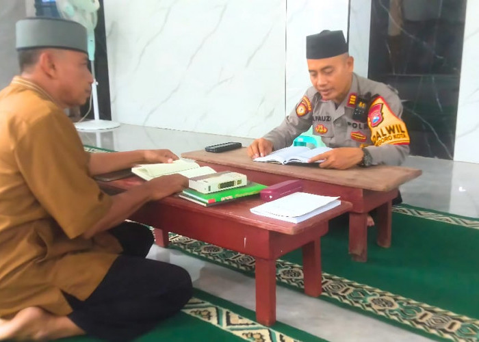 Kapolsek Bojonegoro Kota Tadarus Bersama Jamaah Tarawih di Masjid Al Manshurin