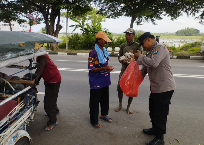 Polsek Bojonegoro Kota Gelar Jum’at Berkah, Bagikan 50 Nasi Bungkus