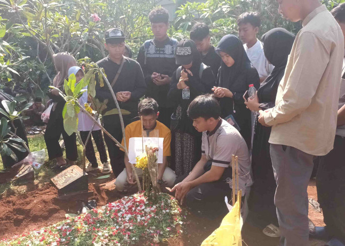 Isak Tangis Pecah saat 6 Korban Laka Maut Bus di Ciater Subang Dimakamkan Berdampingan