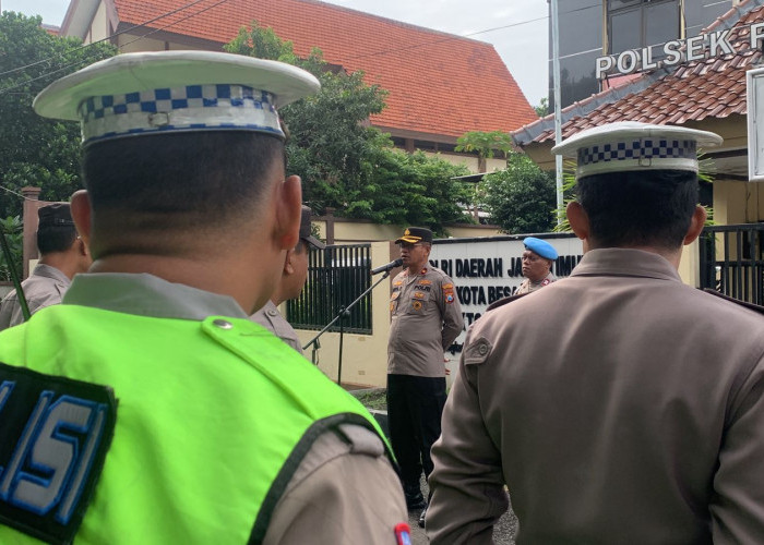 Pimpin Apel Jam Pimpinan, Kapolsek Rungkut Tekankan Pelayanan Humanis dan Program Blue Light Patrol