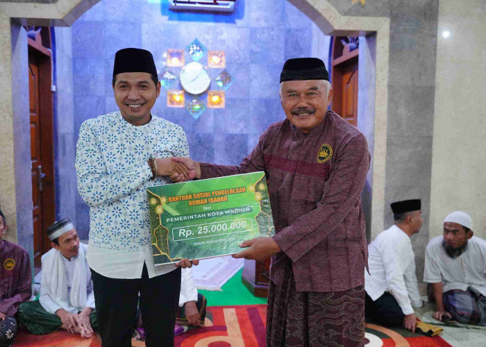 Safari Ramadan, Plt Wali Kota Madiun Salat Tarawih dan Salurkan Hibah di Masjid