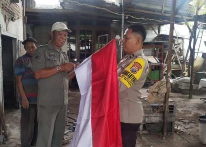 Sambut HUT Ke-81 RI, Polsek Wiyung Bersama Kelurahan Balas Klumprik Bagikan Bendera Merah Putih Gratis