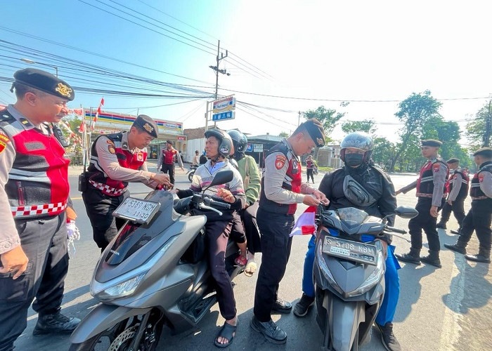 Polres Mojokerto Bagikan 150 Bendera Merah Putih Jelang HUT Ke-81 Kemerdekaan RI ke Pengguna Jalan