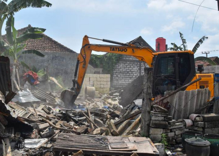 Kembalikan Aset, Puluhan Bangli di Jalan Tambak Wedi Digusur