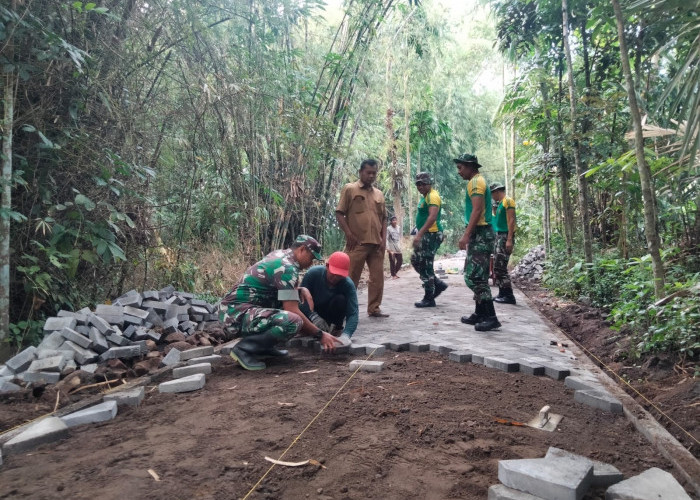 Gotong Royong TNI dan Masyarakat Percepat Pembangunan Jalan Dusun Curahbamban